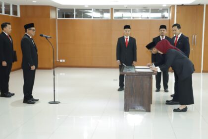 Kepala Badan Pengawasan Mahkamah Agung (MA) Sugiyanto melantik 26 orang Pegawai Pemerintah Dengan Perjanjian Kerja (PPPK) sebagai Pejabat Fungsional pada Mahkamah Agung, Jumat (1/12). Foto: Biro Hukum dan Humas MA