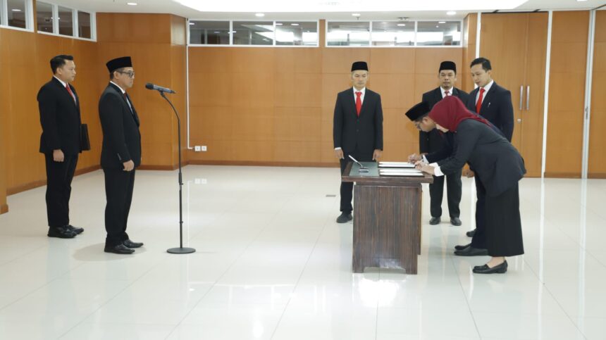 Kepala Badan Pengawasan Mahkamah Agung (MA) Sugiyanto melantik 26 orang Pegawai Pemerintah Dengan Perjanjian Kerja (PPPK) sebagai Pejabat Fungsional pada Mahkamah Agung, Jumat (1/12). Foto: Biro Hukum dan Humas MA