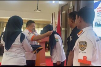 Ketua Umum Dewan Pengurus Pusat Ikatan Penguji Kendaraan Bermotor Indonesia (DPP IPKBI), Fatchuri memberikan sertifikat kompetensi dari Kementerian Perhubungan kepada 69 petugas uji kir dan uji tipe di Balai Diklat PPSDM Kementerian Dalam Negeri di Jatinangor, Sumedang, Jawa Barat, tanggal 29 November-2 Desember. Foto: Ist