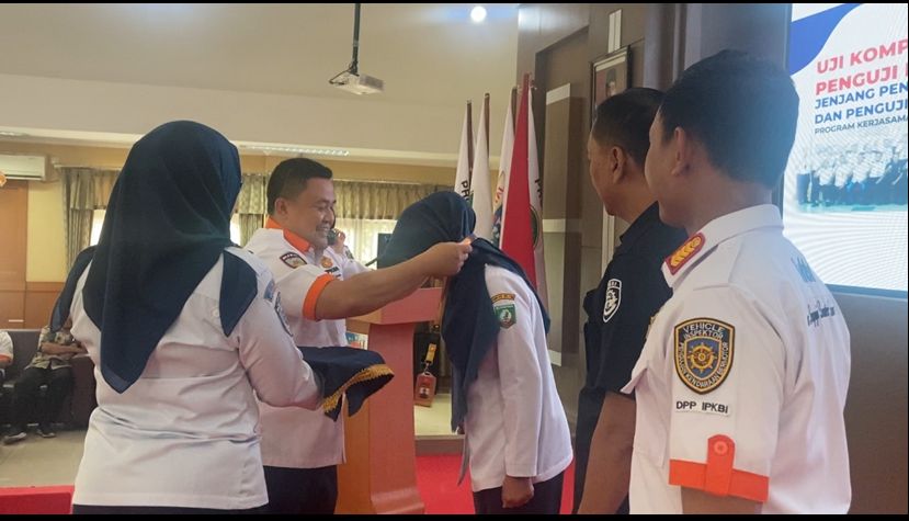 Ketua Umum Dewan Pengurus Pusat Ikatan Penguji Kendaraan Bermotor Indonesia (DPP IPKBI), Fatchuri memberikan sertifikat kompetensi dari Kementerian Perhubungan kepada 69 petugas uji kir dan uji tipe di Balai Diklat PPSDM Kementerian Dalam Negeri di Jatinangor, Sumedang, Jawa Barat, tanggal 29 November-2 Desember. Foto: Ist