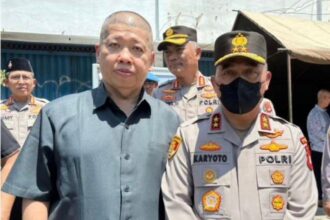 Ketua Umum (Ketum) Persaudaraan Islam Tionghoa Indonesia (PITI) Ipong Hembing (kiri) memberikan dukungan secara moril kepada Kepala Kepolisian Polda Metro Jaya (Kapolda Metro Jaya), Irjen Pol Karyoto (kanan), Senin (4/12). Foto: Ist