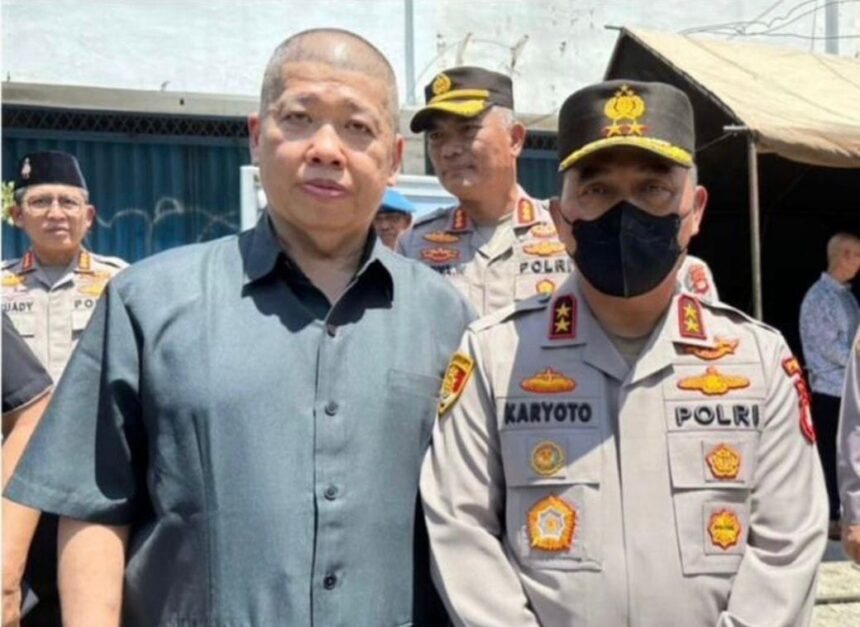 Ketua Umum (Ketum) Persaudaraan Islam Tionghoa Indonesia (PITI) Ipong Hembing (kiri) memberikan dukungan secara moril kepada Kepala Kepolisian Polda Metro Jaya (Kapolda Metro Jaya), Irjen Pol Karyoto (kanan), Senin (4/12). Foto: Ist