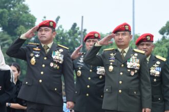 Kasad Jenderal Maruli Simanjuntak memberikan penghormatan terakhir terhadap mendiang Letjen (Purn) Doni Monardo di TMP Kalibata, Jakarta Selatan, Senin (4/12).