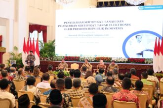 Penyerahan sertipikat oleh Presiden RI dihadiri pula oleh Menteri ATR/BPN di istana negara