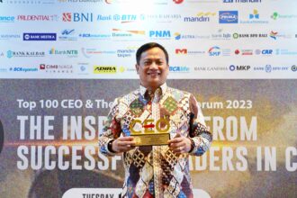 Direktur Utama Permodalan Nasional Madani (PNM) Arief Mulyadi menyabet penghargaan Top 100 CEO 2023 dari Infobank Media Group di Four Seasons Hotel Jakarta, Selasa, (5/11/20230). Foto/PNM for Ipol