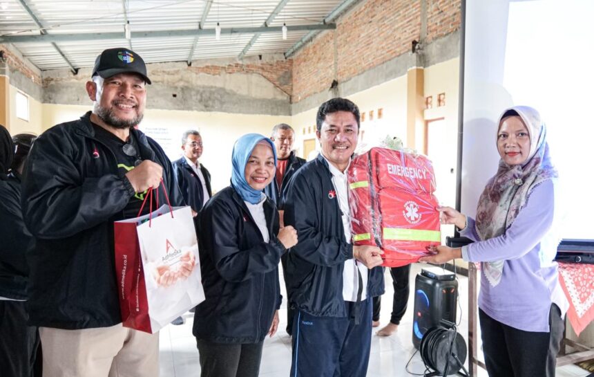 Komisaris Utama Admedika, Torkis Ropinda Sihombing (kedua dari kanan) menyerahkan secara simbolis paket kesehatan posyandu kepada Kader Kesehatan Dusun Jetis, Sri (paling kanan) disaksikan oleh Komisaris AdMedika, Guntur Setyanto (paling kiri) dan CEO AdMedika, Dwi Sulistiani (kedua dari kiri) pada program PodjokSehat, berkolaborasi dengan Puskesmas Colomadu II, Dusun Jetis, Desa Puspan Blulukan Colomadu, Jawa Tengah, beberapa waktu lalu. Foto: Telkom Indonesia