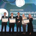 Kadis Dukcapil Provinsi DKI Jakarta, Awaludin saat menerima penghargaan.