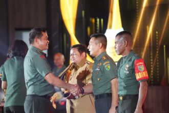 Kepala Staf Angkatan Darat (Kasad), Jenderal Maruli Simanjuntak memberikan penghargaan kepada Komandan Kodim (Dandim) terkait penerapan Kampung Pancasila dan Bhinneka Tunggal Ika. Foto: Dispenad