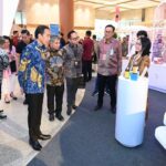 Presiden Joko Widodo saat menyambangi salah satu UMKM EXPO(RT) BRILIANPRENEUR 2023 yang digelar oleh PT Bank Rakyat Indonesia (Persero) Tbk atau BRI di Jakarta Convention Center (JCC), Jakarta, pada Rabu (7/12). Foto: BRI