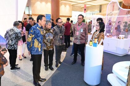 Presiden Joko Widodo saat menyambangi salah satu UMKM EXPO(RT) BRILIANPRENEUR 2023 yang digelar oleh PT Bank Rakyat Indonesia (Persero) Tbk atau BRI di Jakarta Convention Center (JCC), Jakarta, pada Rabu (7/12). Foto: BRI