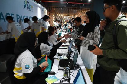 Peserta PLN Electric Run 2023 memadati pusat perbelanjaan Sarinah pada Jumat, (8/12) untuk melakukan pengambilan paket lomba _(racepack)._ Sebanyak 5.000 peserta akan ikut serta dalam ajang PLN Electric Run 2023 yang akan digelar di Scientia Square Park, Tangerang, Banten pada Minggu (10/12). Foto: Istimewa