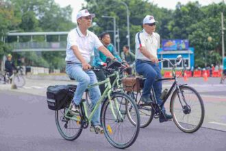 Pj Gubernur Heru Budi Hartono saat mengkampanyekan olahraga bersepeda pada masyarakat.(foto dok pemprov)