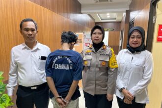 Kanit PPA Polres Metro Jakarta Timur, Iptu Sri Yatmini dan jajaran telah mengamankan tersangka Risqi Ariskalaki, 29, (mengenakan baju tahanan) yang tega menganiaya balita berusia 3 tahun, Senin (11/12)