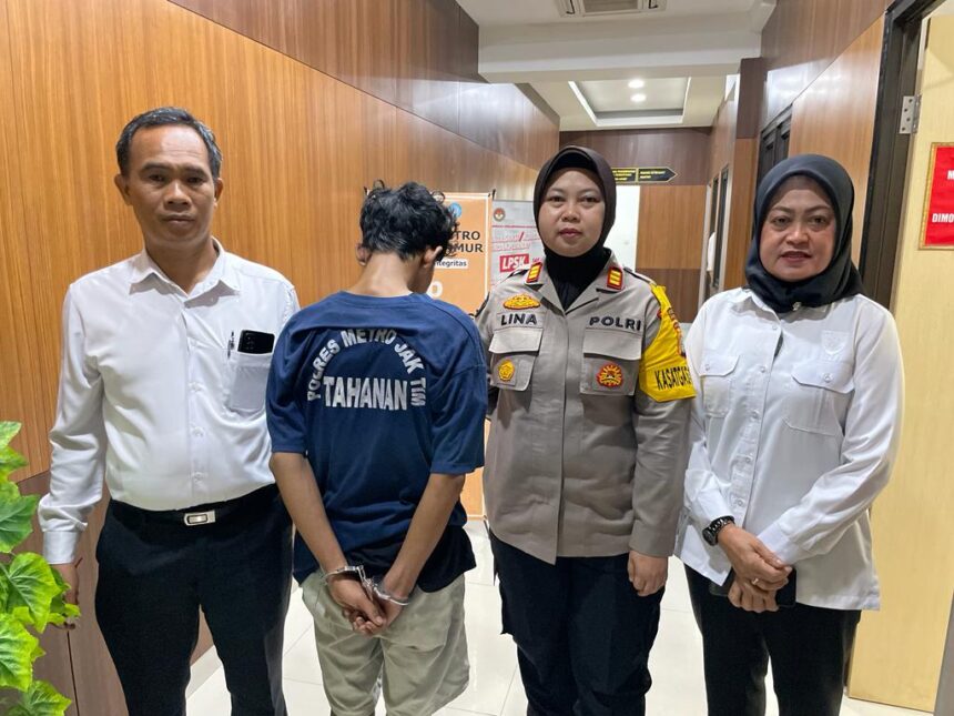 Kanit PPA Polres Metro Jakarta Timur, Iptu Sri Yatmini dan jajaran telah mengamankan tersangka Risqi Ariskalaki, 29, (mengenakan baju tahanan) yang tega menganiaya balita berusia 3 tahun, Senin (11/12)