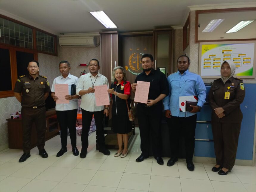 Sejumlah petugas Kejaksaan Negeri Jakarta Barat bersama LQ Indonesia Lawfirm.(foto dok pribadi)