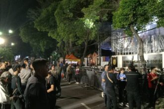 Suasana di depan gedung KPU RI saat debat capres putaran pertama, di kawasan Jakarta Pusat, Selasa (12/12) malam.(foto Sofian/ipol.id)