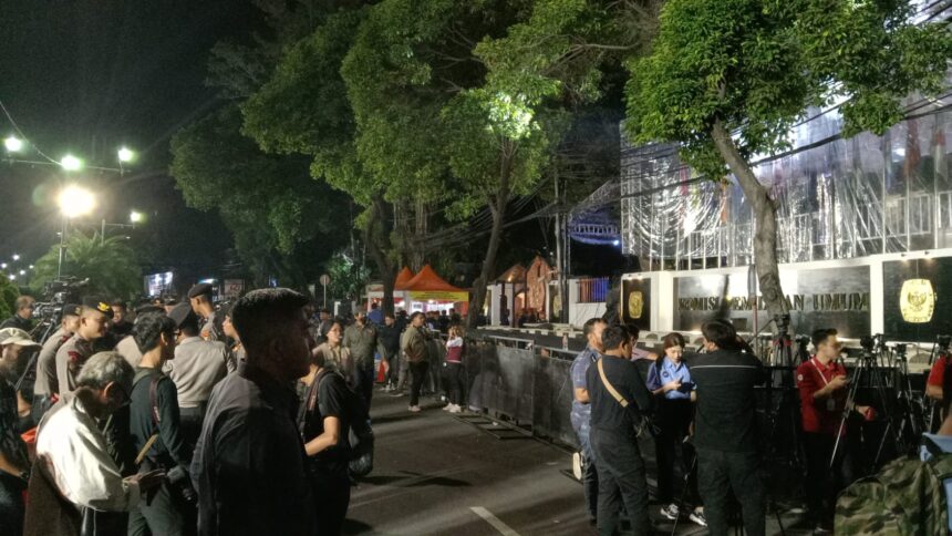 Suasana di depan gedung KPU RI saat debat capres putaran pertama, di kawasan Jakarta Pusat, Selasa (12/12) malam.(foto Sofian/ipol.id)