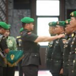 Kasad Jenderal Maruli Simanjuntak saat memimpin serah terima jabatan (sertijab) sejumlah perwira tinggi di lingkungan TNI AD di Mabesad, Selasa (12/12). Foto: Dispenad