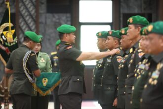 Kasad Jenderal Maruli Simanjuntak saat memimpin serah terima jabatan (sertijab) sejumlah perwira tinggi di lingkungan TNI AD di Mabesad, Selasa (12/12). Foto: Dispenad