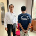 Tersangka Risqi Ariskalaki, 29, (mengenakan baju tahanan) harus bertanggung jawab atas perbuatannya menganiaya balita berusia tiga tahun, dan tahun baru nanti meringkuk di sel tahanan Mapolres Metro Jakarta Timur, Rabu (13/12). Foto: Ist
