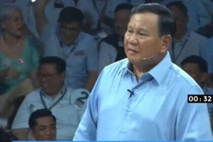Capres nomor urut dua, Prabowo Subianto dalam acara debat pertama di gedung KPU RI.(foto screenshot YT)