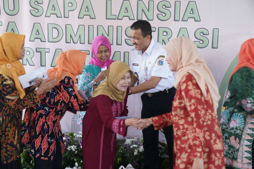 Wali Kota Jakarta Timur, M. Anwar, saat menyapa dan memberikan uang tunai Rp250 ribu, dua paket sembako dan kaca mata baca kepada 50 warga lanjut usia (lansia) di Ruang Publik Terpadu Ramah Anak (RPTRA) Jaka Berseri, Kelurahan Jatinegara Kaum, Kecamatan Pulogadung, Rabu (13/12). Foto: Ist