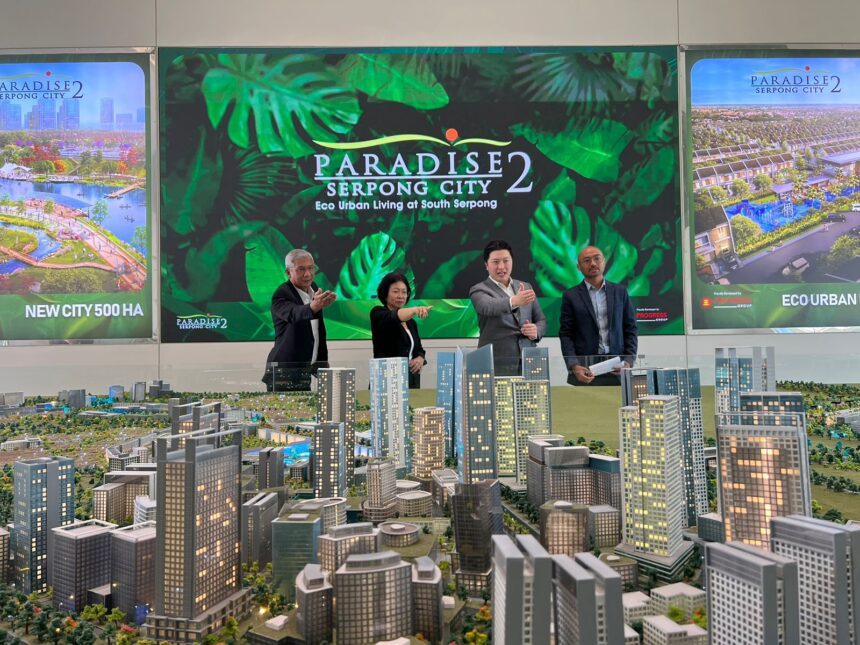 Sales & Marketing Director Progress Group, Paradise Serpong City 2, Meyrick Sumantri (dua dari kanan) menunjukkan maket Paradise Serpong City 2. Foto/ist