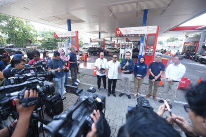 VP Corporate Communication PT Pertamina (Persero) Fadjar Djoko Santoso beserta manajemen Subholding Pertamina Group melakukan Press Conference menyambut NATARU 2023, di SPBU Pertamina Abdul Muis. Foto: Dok Pertamina