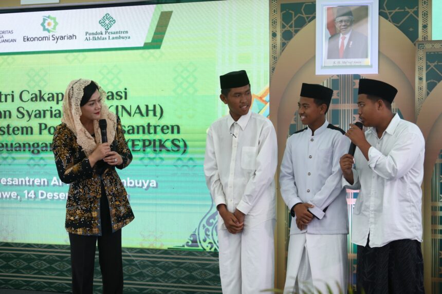 Kepala Eksekutif Pengawas Perilaku Pelaku Usaha Jasa Keuangan, Edukasi dan Pelindungan Konsumen OJK Friderica Widyasari Dewi saat membuka Program Santri Cakap Literasi Keuangan Syariah (SAKINAH) dan Ekosistem Pondok Pesantren Inklusif Keuangan Syariah (EPIKS) di Pesantren Al-Ikhlas Lambuya, Kabupaten Konawe, Sulawesi Tenggara, Kamis (13/12). Foto/OJK