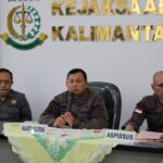 Kepala Kejaksaan Tinggi (Kajati) Kalimantan Tengah, Undang Mugopal (tengah) dalam konferensi pers di kantornya, Kamis (14/12). Foto: Seksi Penkum Kejati Kalimantan Tengah