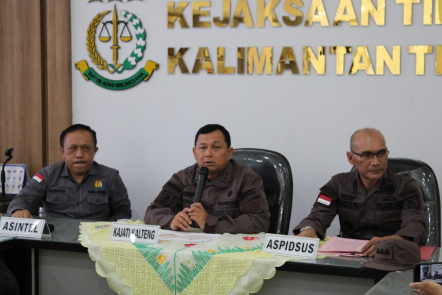 Kepala Kejaksaan Tinggi (Kajati) Kalimantan Tengah, Undang Mugopal (tengah) dalam konferensi pers di kantornya, Kamis (14/12). Foto: Seksi Penkum Kejati Kalimantan Tengah