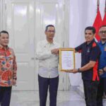 Pj Gubernur DKI Jakarta, Heru Budi Hartono saat memberikan penghargaan kepada petugas Gulkarmat DKI Jakarta.(foto dok pemprov)