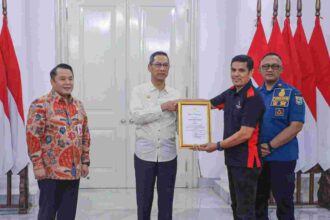 Pj Gubernur DKI Jakarta, Heru Budi Hartono saat memberikan penghargaan kepada petugas Gulkarmat DKI Jakarta.(foto dok pemprov)
