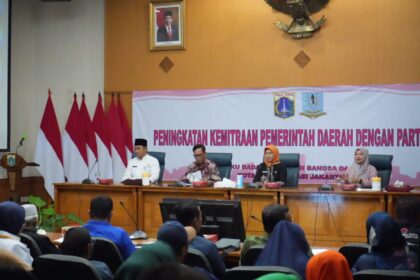 Wakil Wali Kota Jakarta Timur, Iin Mutmainnah dan Kepala Suku Badan Kesbangpol Kota Administrasi Jakarta Timur, Handoko Murhestriarso saat kegiatan sosialisasi Peningkatan Kemitraan Pemerintah Daerah dengan Partai Politik di Ruang Pola Lantai 2 Gedung Blok A, Kantor Walikota Jakarta Timur, Jumat (25/12).