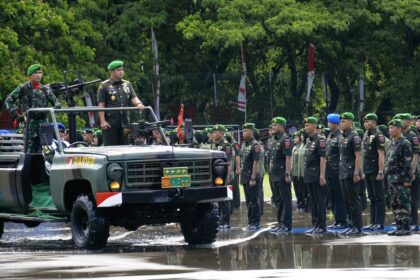 Kasad Jenderal Maruli Simanjuntak pada puncak Peringatan Hari Juang TNI AD ke-78, yang dipusatkan di Lapangan Karebosi, Makassar, Sulawesi Selatan, Jumat (15/12). Foto: Dispenad