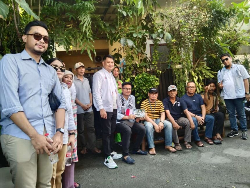 Loyalis Gibran Indonesia 08 (Logis 08) dan Pengurus Partai Bulan Bintang (PBB) DKI Jakarta turun ke akar rumput untuk menggalang dukungan masyarakat dan sosialisasikan program Prabowo-Gibran. Foto/logis 08