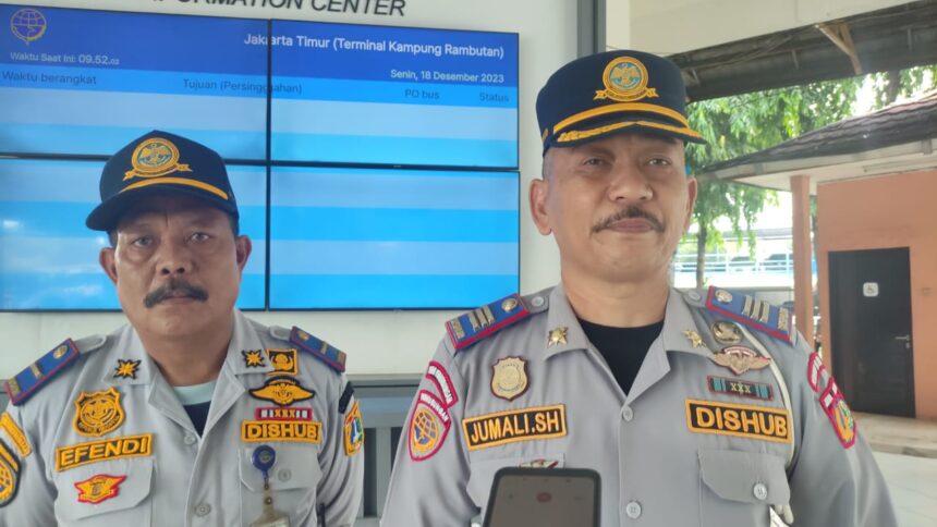 Pengendali Terminal Bus Antar Kota Antar Provinsi Terminal Kampung Rambutan, Jumali (kanan) didampingi Komandan Regu, Efendi, Senin (18/12). Foto: Ist