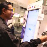 Mandiri Contactless, fitur pembayaran nir sentuh yang memanfaatkan Near Field Communication (NFC) yang secara resmi diluncurkan di IKEA, Mall Taman Anggrek, Jakarta, Selasa (19/12). Foto: Dok Bank Mandiri