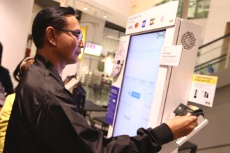 Mandiri Contactless, fitur pembayaran nir sentuh yang memanfaatkan Near Field Communication (NFC) yang secara resmi diluncurkan di IKEA, Mall Taman Anggrek, Jakarta, Selasa (19/12). Foto: Dok Bank Mandiri
