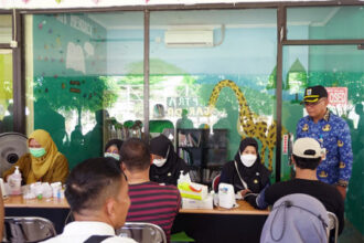Para calon anggota Kelompok Penyelenggara Pemungutan Suara (KPPS) Kecamatan Cipayung, Jakarta Timur, memeriksakan kesehatannya di Ruang Publik Terpadu Ramah Anak (RPTRA) Garuda Cilangkap, pada Selasa (19/12) dan Rabu (20/12).