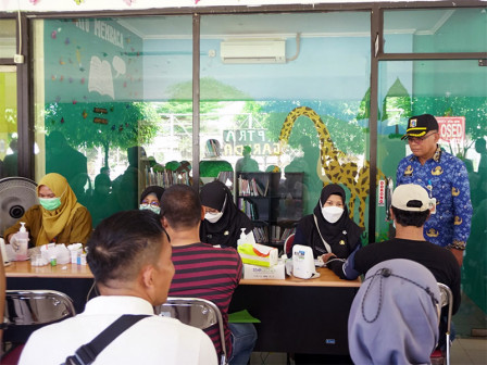 Para calon anggota Kelompok Penyelenggara Pemungutan Suara (KPPS) Kecamatan Cipayung, Jakarta Timur, memeriksakan kesehatannya di Ruang Publik Terpadu Ramah Anak (RPTRA) Garuda Cilangkap, pada Selasa (19/12) dan Rabu (20/12).