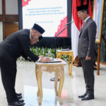 Pj Gubernur DKI Jakarta, Heru Budi Hartono saat melantik 404 pejabat di lingkup Pemprov DKI Jakarta.(foto dok pemprov)