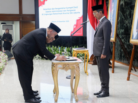 Pj Gubernur DKI Jakarta, Heru Budi Hartono saat melantik 404 pejabat di lingkup Pemprov DKI Jakarta.(foto dok pemprov)