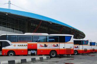 Sejumlah petugas melakukan pemeriksaan ramp check guna memastikan seluruh bus Antar Kota Antar Provinsi (AKAP) di Terminal Kampung Rambutan, Jakarta Timur, yang beroperasi pada momentum hari raya Natal dan tahun baru laik jalan, Selasa (19/12). Foto: Joesvicar Iqbal/ipol.id