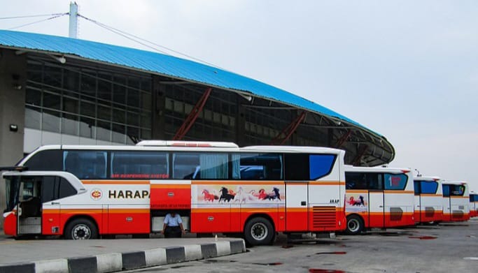 Sejumlah petugas melakukan pemeriksaan ramp check guna memastikan seluruh bus Antar Kota Antar Provinsi (AKAP) di Terminal Kampung Rambutan, Jakarta Timur, yang beroperasi pada momentum hari raya Natal dan tahun baru laik jalan, Selasa (19/12). Foto: Joesvicar Iqbal/ipol.id