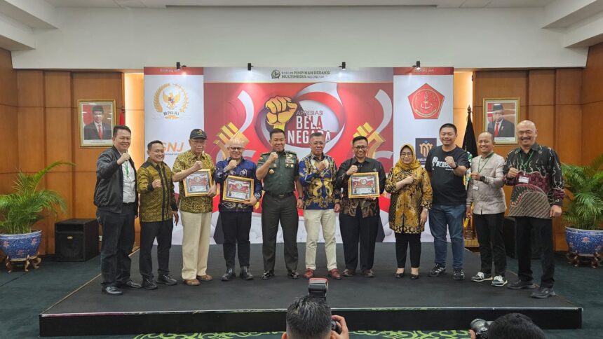 Tokoh pers nasional Bagir Manan (kedua dr ki), mengingatkan pers untuk mengawal kebebasan pers seutuhnya.