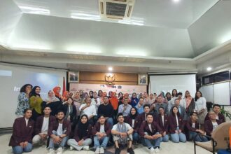 Politeknik Jakarta Internasional mengadakan kegiatan Pengabdian Kepada Masyarakat yang bertemakan “Generasi Cerdas Jauh dari Pergaulan Bebas” yang diselenggarakan pada tanggal 6 Desember 2023 lalu di Kelurahan Kuningan Barat, Jakarta Selatan. Foto/IST