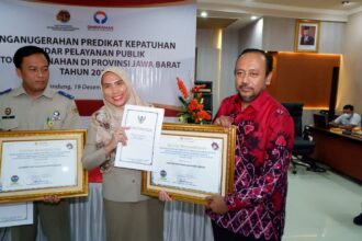 Caption: Piagam penganugerahan yang ditandatangani oleh Ketua Ombudsman RI, Mokhammad Najih, dan diserahkan Kepala Perwakilan Ombudsman RI Perwakilan Provinsi Jawa Barat, Drs. Dan Satriana dan diterima diterima Nina Windialika sebagai Kepala Subbagian Tata Usaha Kantor Pertanahan Kota Depok, Selasa, 19 Desember 2023 di Bandung Jawa Barat.