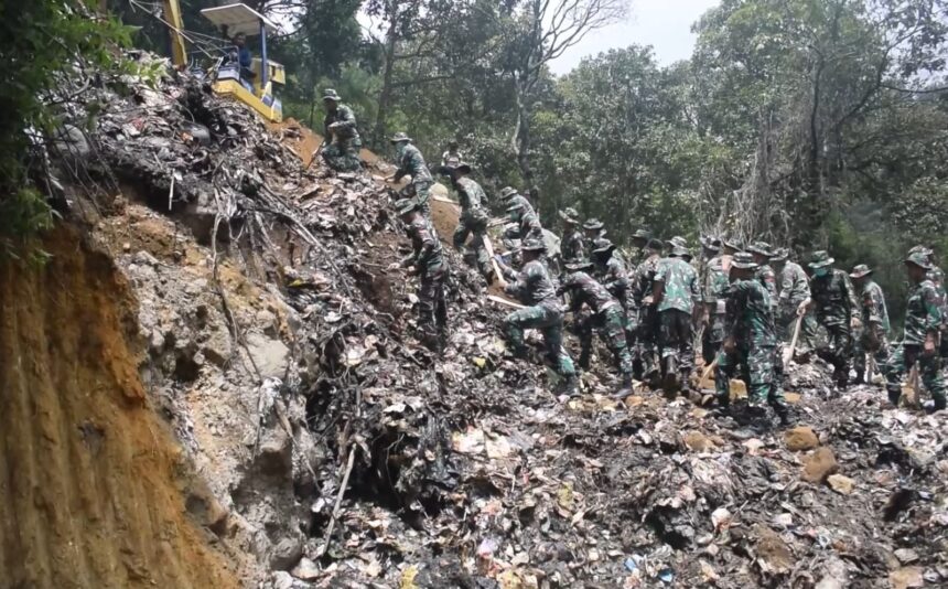 Ribuan prajurit TNI AD dikerahkan ke Gunung Lawu, Rabu (20/12). Foto: Dispenad