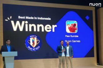 Director APAC P&E Marketing Google, Srikant Nayak (paling kanan) menyerahkan penghargaan “Best Made in Indonesia” kepada gim Paw Rumble yang diterima oleh SPV Game Publishing Nuon, Christoper Andrew Kemur (tengah) disaksikan Google Play Policy Experience Manager, Sid Tiwari (paling kiri) dalam ajang Google Play Best of 2023 di Singapura, beberapa waktu lalu. Foto: Telkom Indonesia